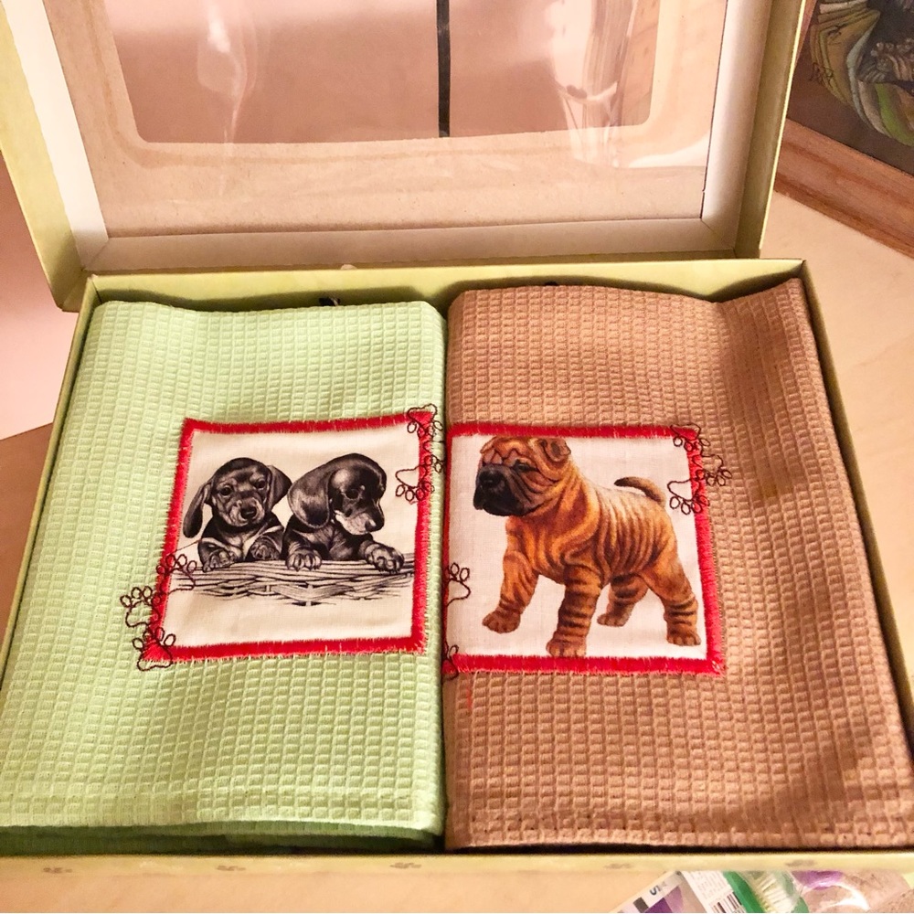 2 new waffle/cotton towels with the appliqual of the puppy pattern